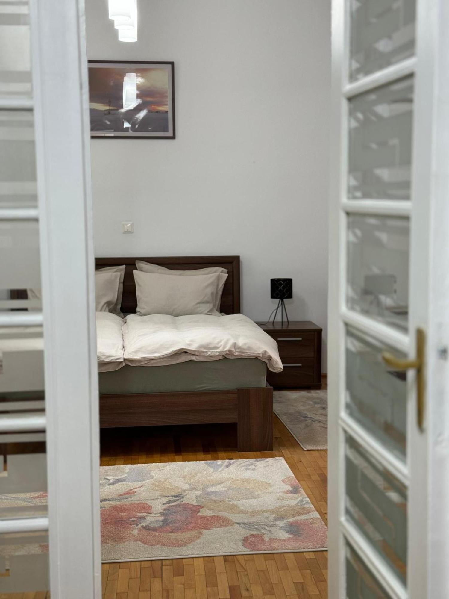 Victoria Apartment *